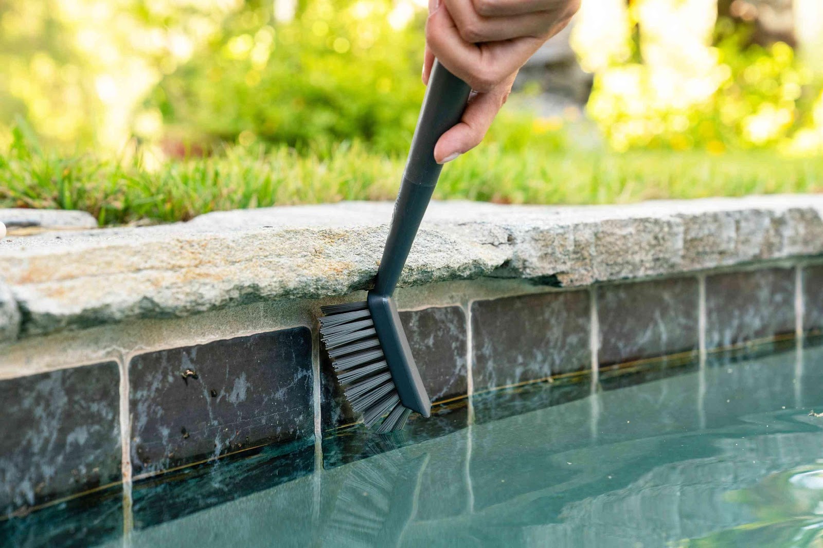You are currently viewing An effective way of installing ceramic tiles in the swimming pool
